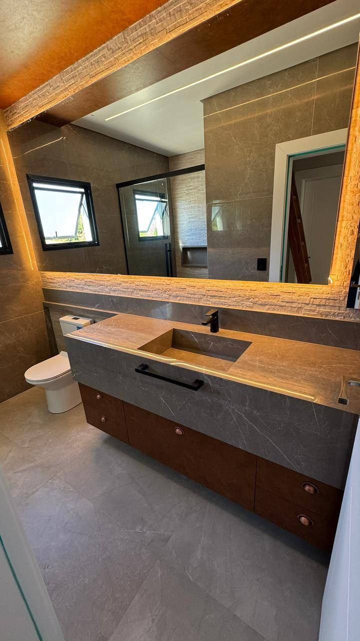 Cuba em porcelanato com metais dourados.